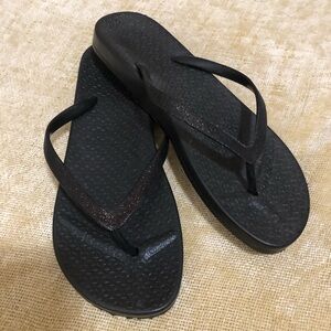 Comfy Black Flip Flops - Size 7